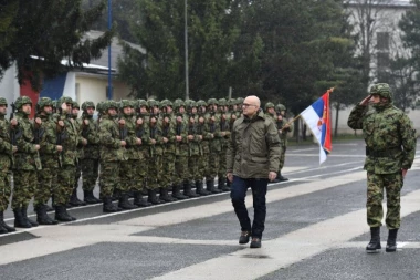 Ministar Vučević obišao Treću brigadu kopnene vojske i Mešovitu artiljerijsku brigadu (FOTO)