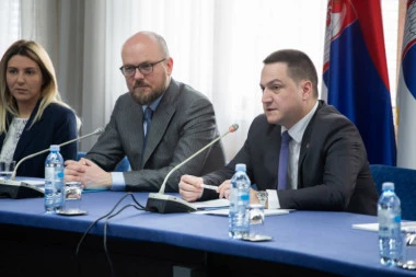 Stipendisti kompanije NIS na sastanku sa ministrom Ružićem