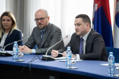 Stipendisti kompanije NIS na sastanku sa ministrom Ružićem