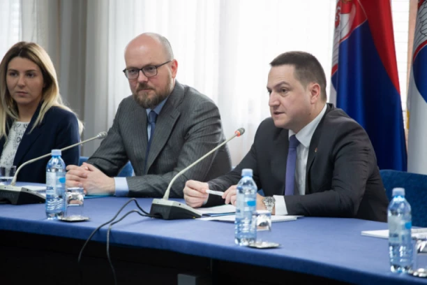 Stipendisti kompanije NIS na sastanku sa ministrom Ružićem