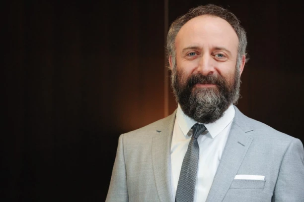 POSLE ŠEST MESECI BRAKA OSTAVIO JE TRUDNU ZBOG ŠEHEREZADE: Ovo je prva supruga Halita Ergenča i prava je lepotica (FOTO)