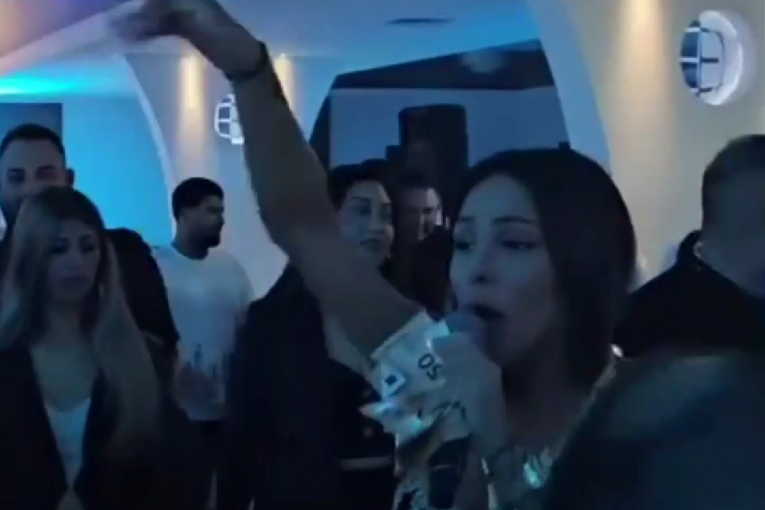 Sandra Afrika na nastupu ne može da drži bakšiš u rukama