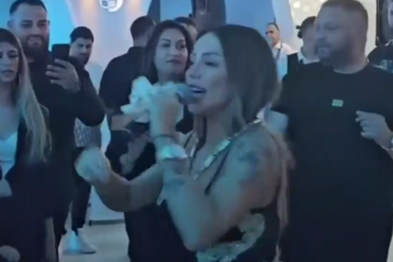 Sandra Afrika na nastupu ne može da drži bakšiš u rukama