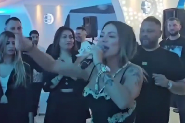 Sandra Afrika na nastupu ne može da drži bakšiš u rukama