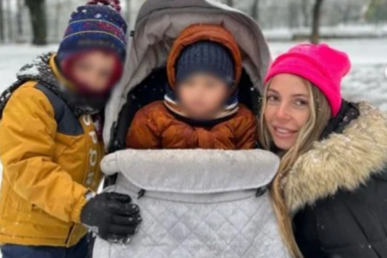 Maja i Alen Hadrović sa decom na snegu

