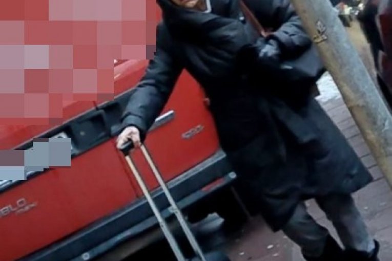 Svetlana Bojković vuče sama kofer