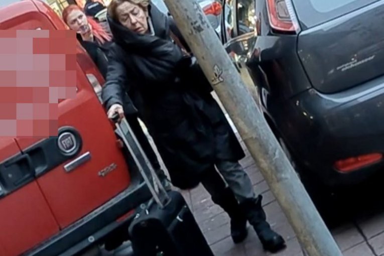 Svetlana Bojković vuče sama kofer