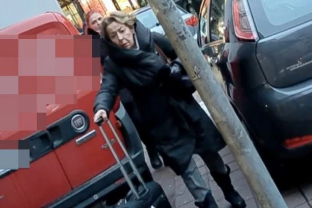 ZAŠTO DAMA VUČE KOFER SAMA: Paparaco fotke Cece Bojković, nikog nema da joj pomogne! (FOTO)