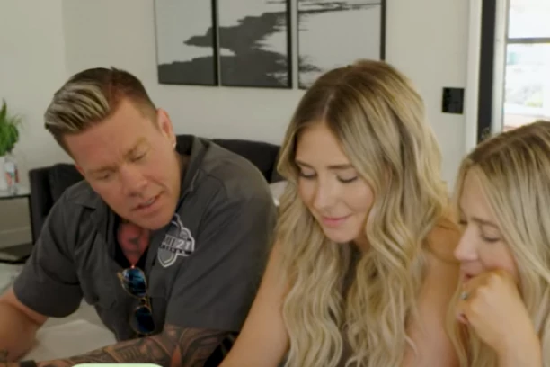 "IMALA BIH TRAUMU DA TATA OŽENI NEKOGA KO IZGLEDA ISTO KAO JA" Muškarca optužuju da se zaljubio u KOPIJU ćerke, čak se isto i OBLAČE (FOTO/VIDEO)