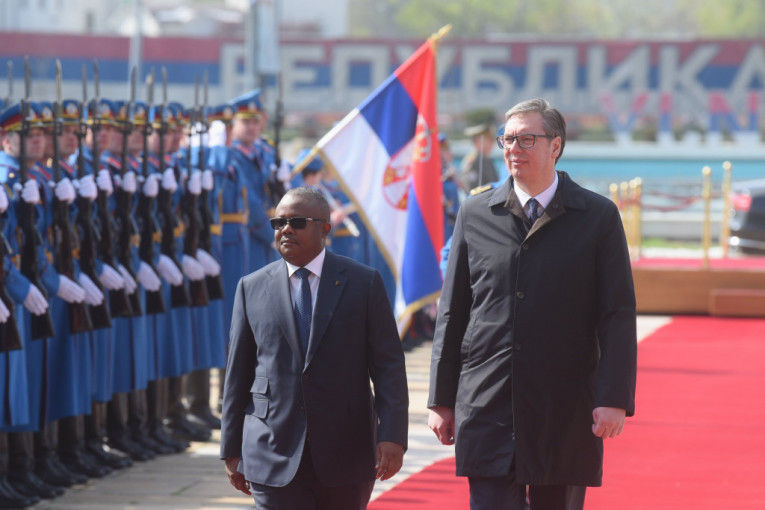 Svečano ispred Palate Srbija