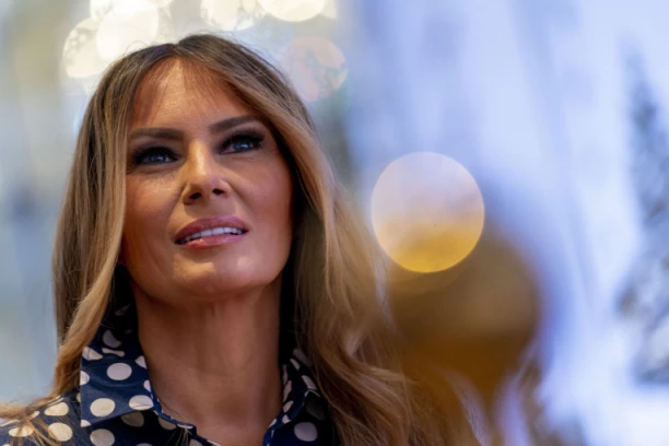 NIJE JE BILO DUGO U JAVNOSTI, A ONDA JE PROŠETALA BESRAMNO SKUPU KOMBINACIJU: Jedan detalj govori da je Melanija Tramp nikada gore?! (FOTO)