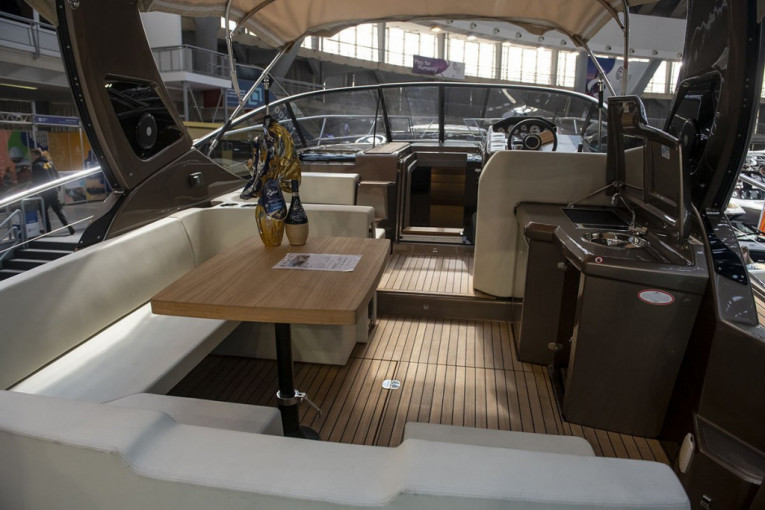 Spoljni deo luskuzne jahte