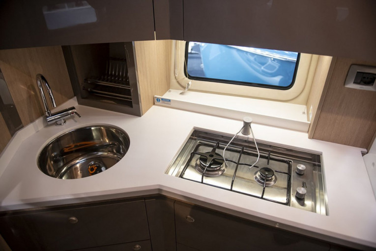 Kuhinja u sklopu jahte
