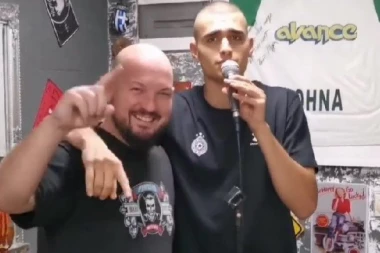 BOLJI JE OD POLA ESTRADE! Košarkaš Partizana UZEO mikrofon u ruke! Njegov ANĐEOSKI GLAS je ODUŠEVIO "grobare"! Hit nad HITOVIMA! (VIDEO)