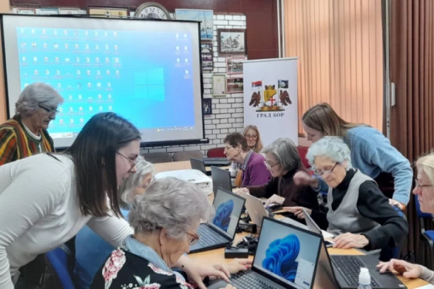 DA NE POVERUJEŠ DA JE FOTOGRAFIJA IZ BORA: Bake za kompjuterom! (FOTO)