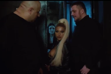 IVANA ŠOPIĆ KRIMOSU JE META: O ovom snimku voditeljke Zadruge svi bruje, umešani opasni momci "Ne znam šta više da tražim od Boga" (VIDEO)