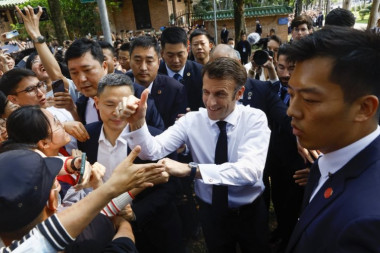 MAKRONMANIJA: Kineski studenti opkolili predsednika Francuske, a Si Đinping ga odveo na čaj (FOTO, VIDEO)