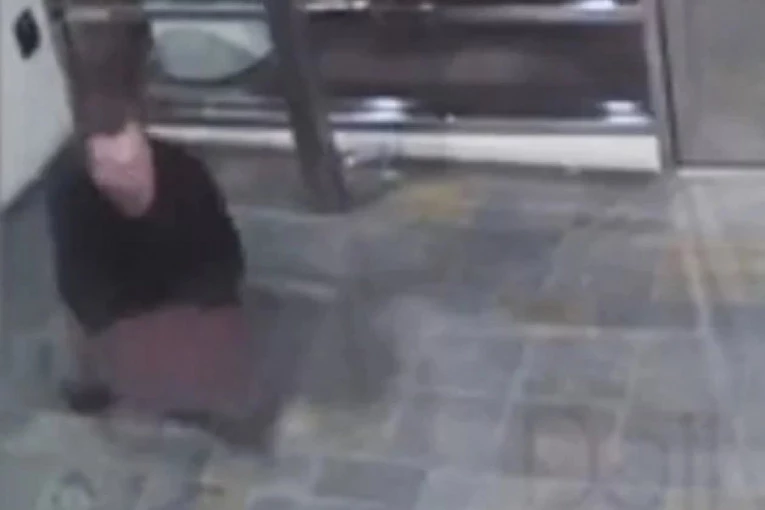 MILIJARDER ISKRVARIO NASRED ULICE! Uzalud pokušavao da zaustavi automobile i molio: Upomoć, neko me je izbo! (VIDEO)