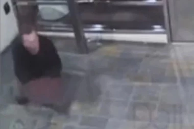 MILIJARDER ISKRVARIO NASRED ULICE! Uzalud pokušavao da zaustavi automobile i molio: Upomoć, neko me je izbo! (VIDEO)