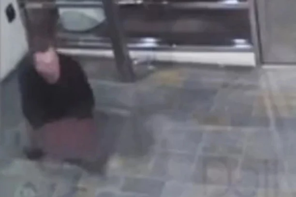 MILIJARDER ISKRVARIO NASRED ULICE! Uzalud pokušavao da zaustavi automobile i molio: Upomoć, neko me je izbo! (VIDEO)