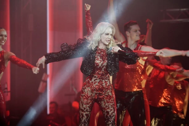 BACILA KRCATU ARENU U TRANS! Estrada se sjatila na koncert Jelene Rozge, uvodni hit RASPAMETIO sve! (FOTO)