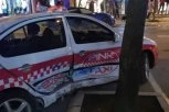 PUTNIČKO VOZILO UDARILO U TAKSI KOJI SE ZAKUCAO U DRVO! Teška saobraćajna nesreća u centru Čačka, hitna pomoć intervenisala (FOTO)