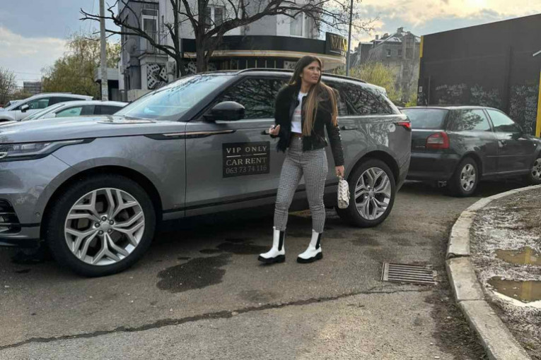 Ana Radulović paparaco