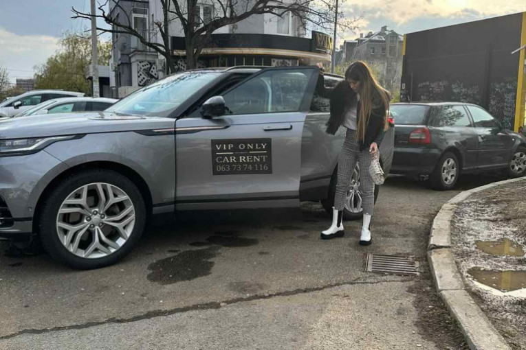 Ana Radulović paparaco