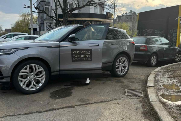 Ana Radulović paparaco