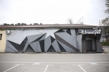 TOKOM PUCNJAVE NA FRISTAJLERU NASTUPAO POZNATI PEVAČ: Na splavu bilo 500 ljudi, došlo do tuče sa obezbeđenjem pa do vatrenog obračuna