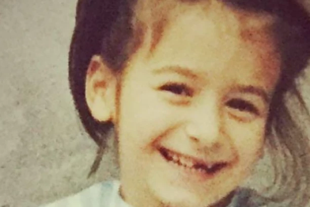 DA LI PREPOZNAJTE VODITELJKU SA SLIKE? Sada žari i pali izgledom, a nekada je izgledala potpuno drugačije! (FOTO)