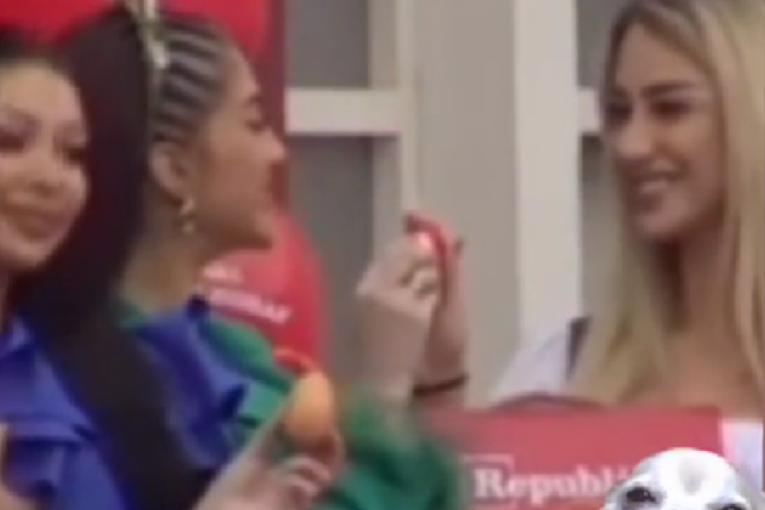 Anđela pozira sa Majom i Aleksandrom