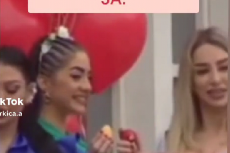 Anđela pozira sa Majom i Aleksandrom