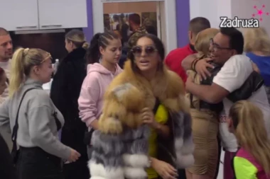 VODITELJ SAOPŠTIO ZVANIČNU ODLUKU: Nikad veća tenzija u Zadruzi, zadrugari saznali informaciju iz spoljnog sveta! (VIDEO)