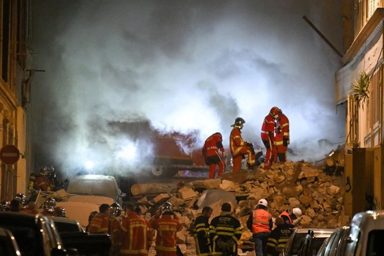 SRUŠILA SE STAMBENA ZGRADA U FRANCUSKOJ: Spasioci pokušavaju da dopru do zatrpanih, vatru je nemoguće ugasiti - jezive scene (FOTO)