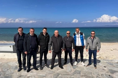 PALMA KRAJEM MAJA VODI 1200 LJUDI U GRČKI GRAD HANIOTI