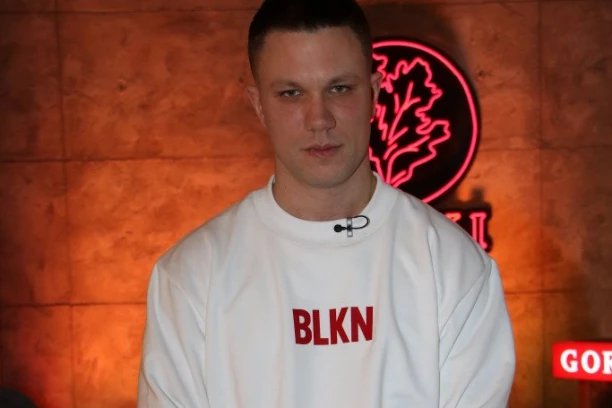 DA LI ZNATE DA RELJA POPOVIĆ IMA BRATA?! Pojavile se njegove slike, u javnosti ga nikad niste videli, a devojke lude za njim!