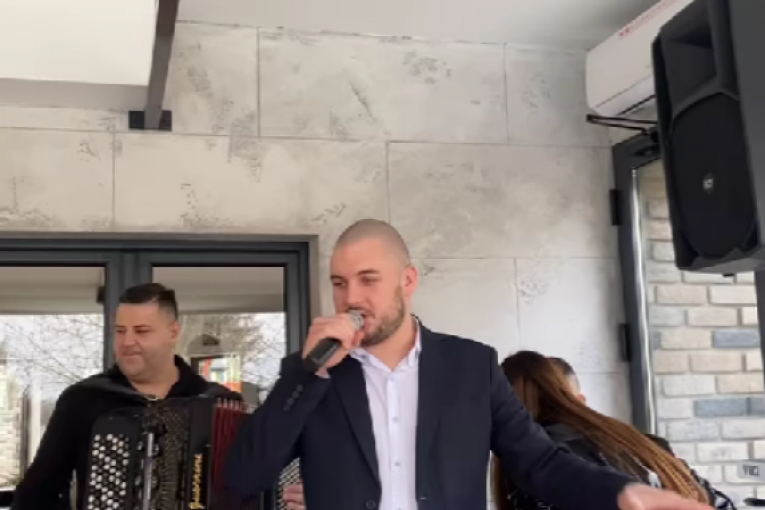 Tara Simov slavi rođendan