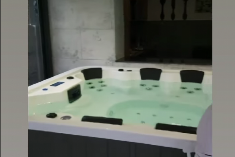 Tara Simov slavi rođendan