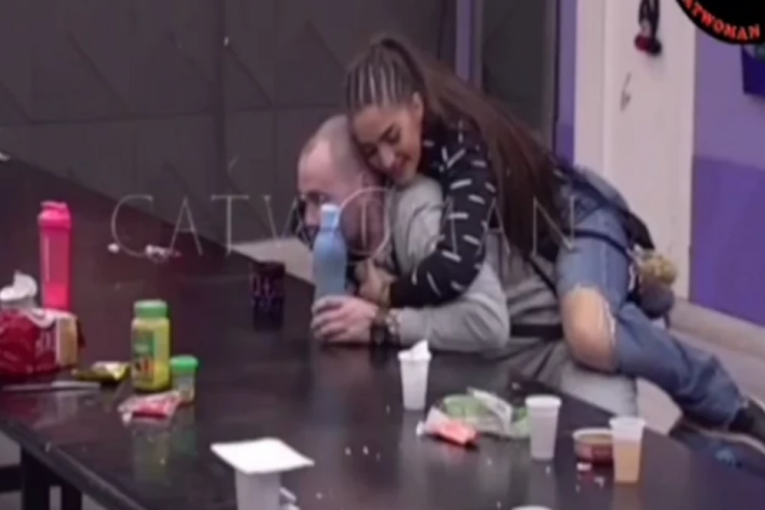 Anđela Đuričić legla preko Zvezdana Slavnića Zadruga 6