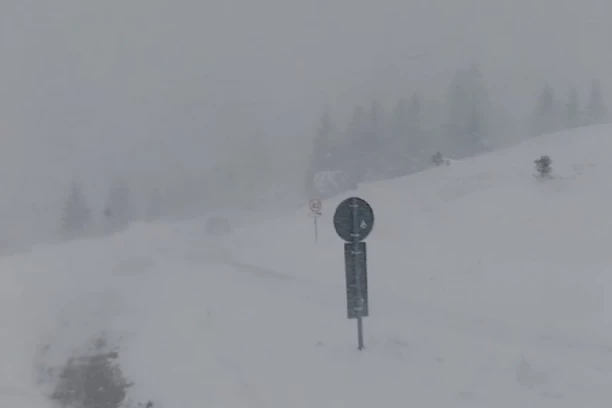NA OVOJ SRPSKOJ PLANINI SNEG VEJE VEĆ 6 SATI! Snežni nanosi dostigli neverovatnih POLA METRA (FOTO)