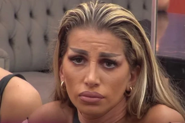 "DA SI NAPRAVILA NEŠTO U ŽIVOTU, NE BI PROSILA OVDE" Dalila Dragojević na stubu srama, moli fanove da joj šalju poklone! (VIDEO)