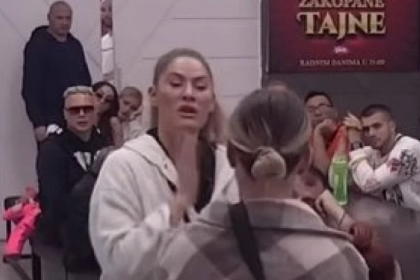 PRIZOR KOJI LEDI KRV U ŽILAMA: Zvezdan iz prikrajka posmatra Anu i sladi se njenim BOLOM! (FOTO)