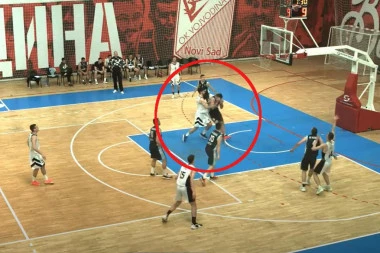 SRAMOTNO, KRVNIČKI I SA LEĐA! Nokaut na kojem bi POZAVIDELI I MMA BORCI: Pesnica u GLAVU za PREKID meča u Novom Sadu! (VIDEO)