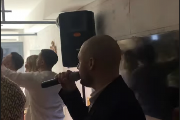 Gruja zabavlja goste