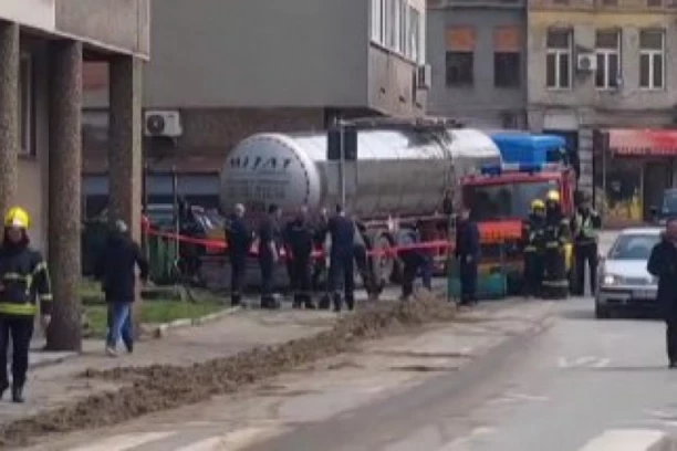 IZLIO SE MAZUT NASRED PARKINGA! Drama u Novoj Varoši, građani u panici!