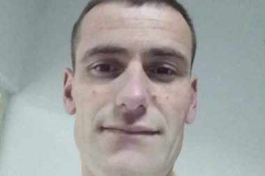 PRONAĐEN OSUMNJIČENI ZA UBISTVO DEVOJČICE U RIPNJU, U TOKU PREGOVORI! Policiji preti nožem, sakriva se iz kombija!