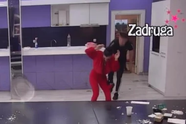 MOGAO DA JOJ ODRUBI GLAVU, VRISAK U ZADRUZI LEDI KRV U ŽILAMA: Dramatična scena u Šimanovcima! (VIDEO)