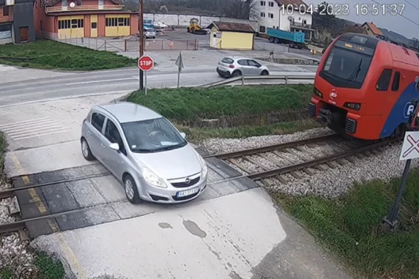 PETORO LJUDI MI SE BACILO POD VOZ! DEVOJKA ME JE GLEDALA PRAVO U OČI I ČEKALA: Ispovesti SRPSKIH MAŠINOVOĐA od kojih se ledi krv u ŽILAMA