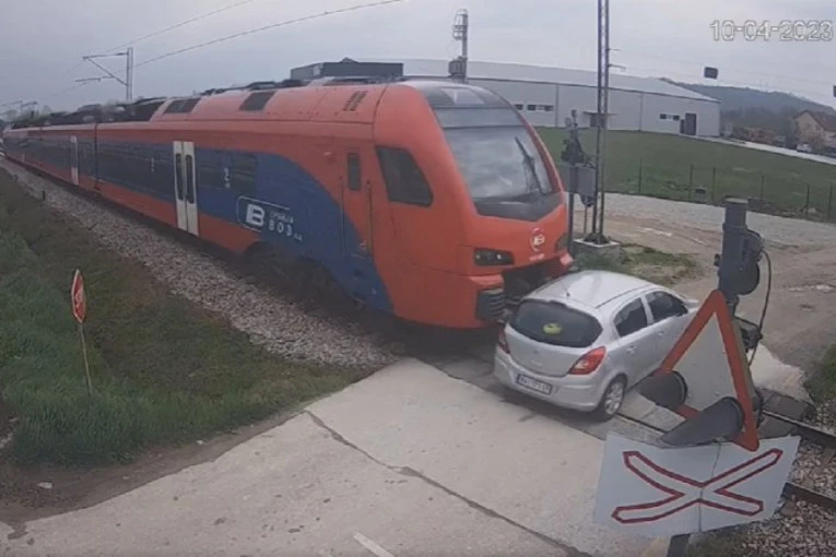 JEZIVA NESREĆA NA PRUŽNOM PRELAZU U PANČEVU: Voz potpuno smrskao automobil!